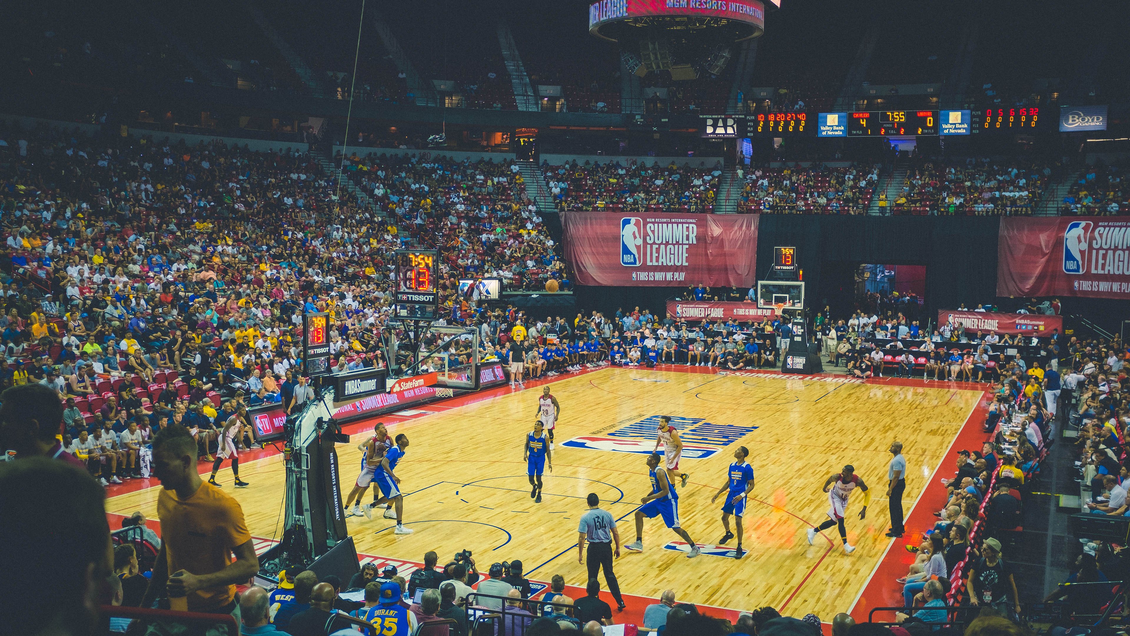 出色防守引发热议！，詹姆斯在G2比赛中重要助攻赢得满堂喝彩